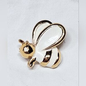 Vintage Trifari Signed Bumble Honey Bee Pin Brooch Goldtone w/white Enamel